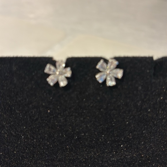 Flower earring - Picture 8 of 10